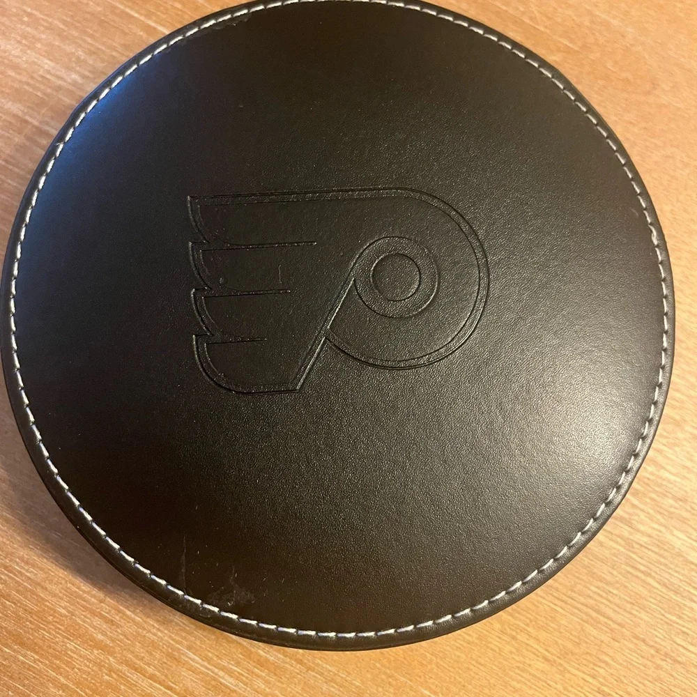 NWOT Philadelphia Flyers Silver Wine Accessory Set